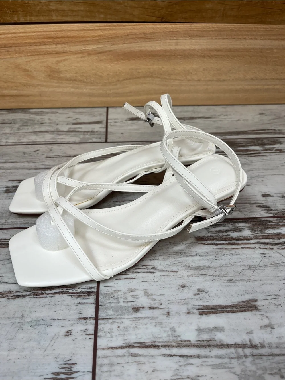 Juliet Holy Womens 7 White Strappy Square Toe Toe-Loop Kitten Heel Sandals NWOT